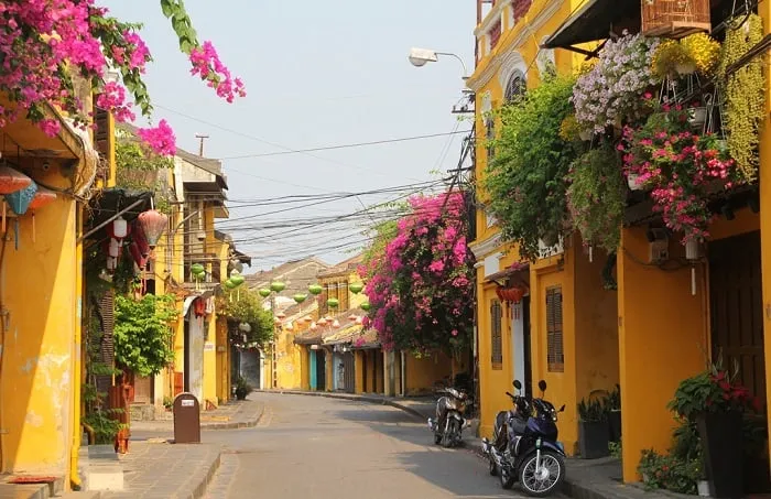 The streets of Hoi An are small but very beautiful 